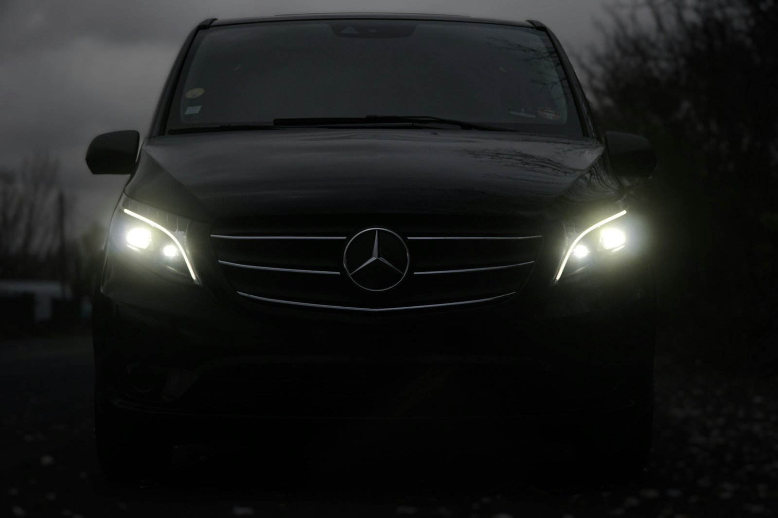 Schwarze Mercedes V-Klasse mit Scheinwerfern – Chauffeur statt Taxi am Flughafen Frankfurt