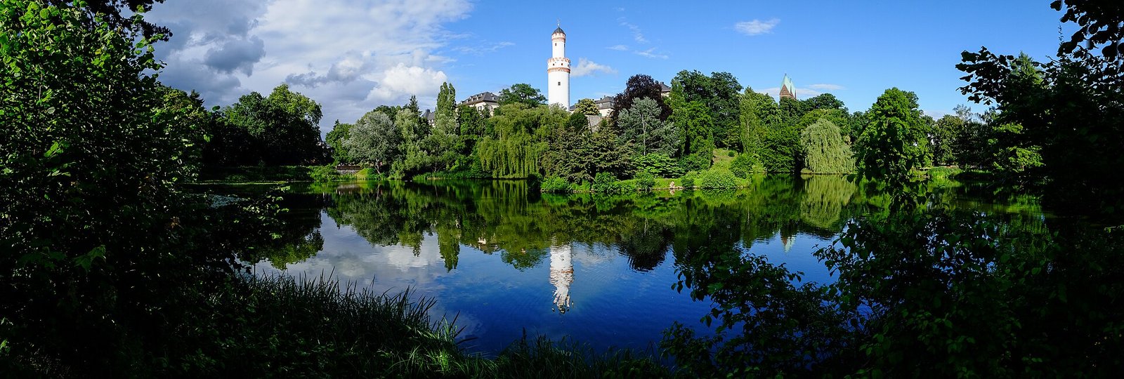 Flughafentransfer Frankfurt Flughafen – Bad Homburg vor der Höhe Flughafentransfer Bad Homburg – Schlossteich und Weißer Turm