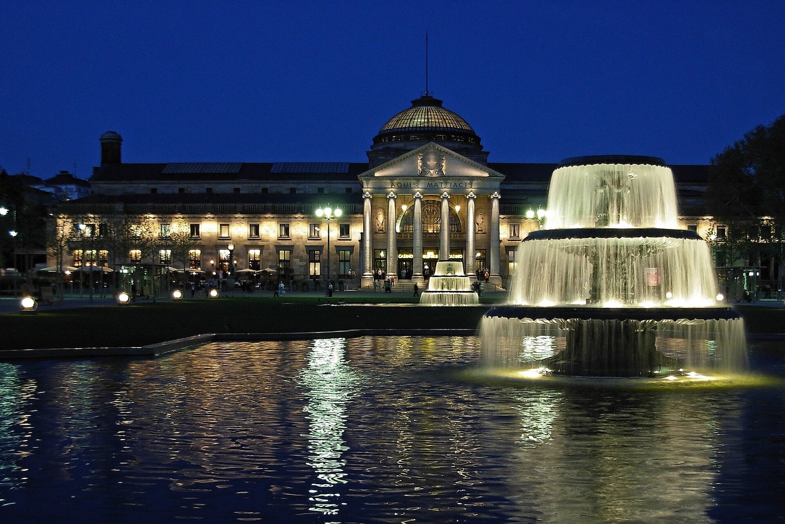 Flughafentransfer Frankfurt Flughafen – Wiesbaden Flughafentransfer Wiesbaden – Kurhaus Wiesbaden mit Kaskadenbrunnen