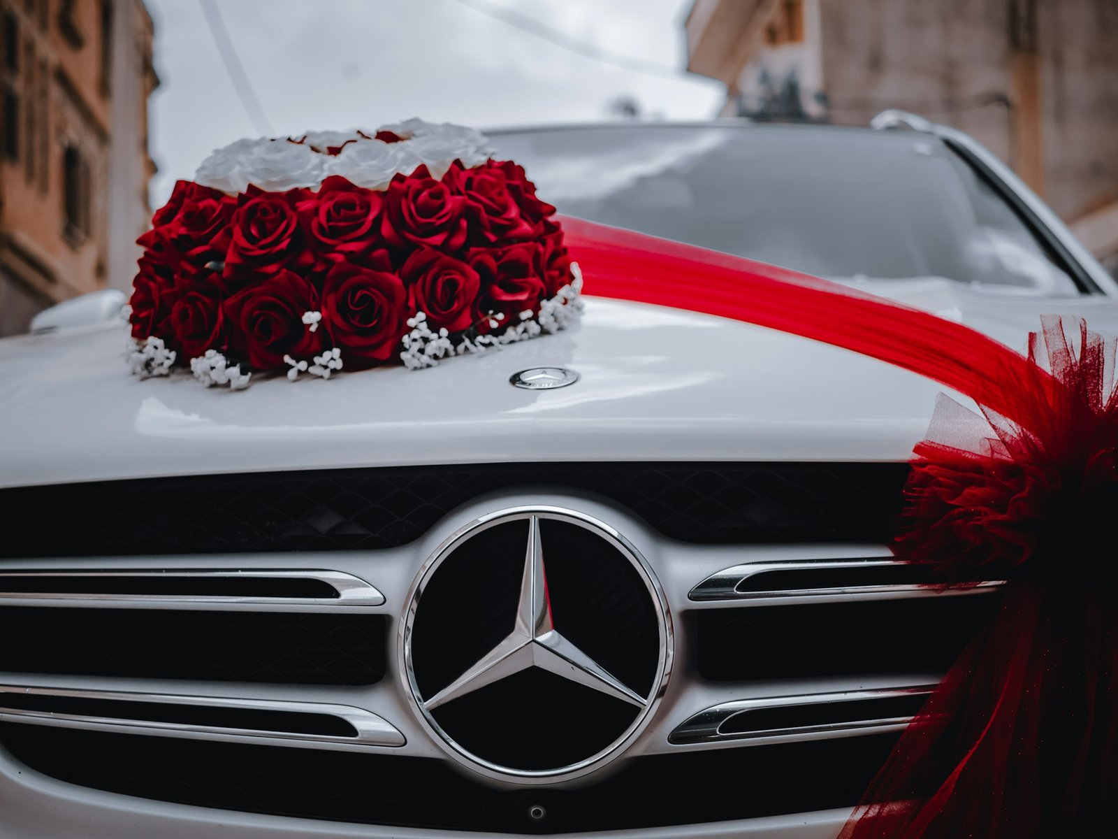 Hochzeitsauto & Hochzeitsshuttle Frankfurt Mercedes mit Rosenschmuck als Hochzeitsauto in Frankfurt