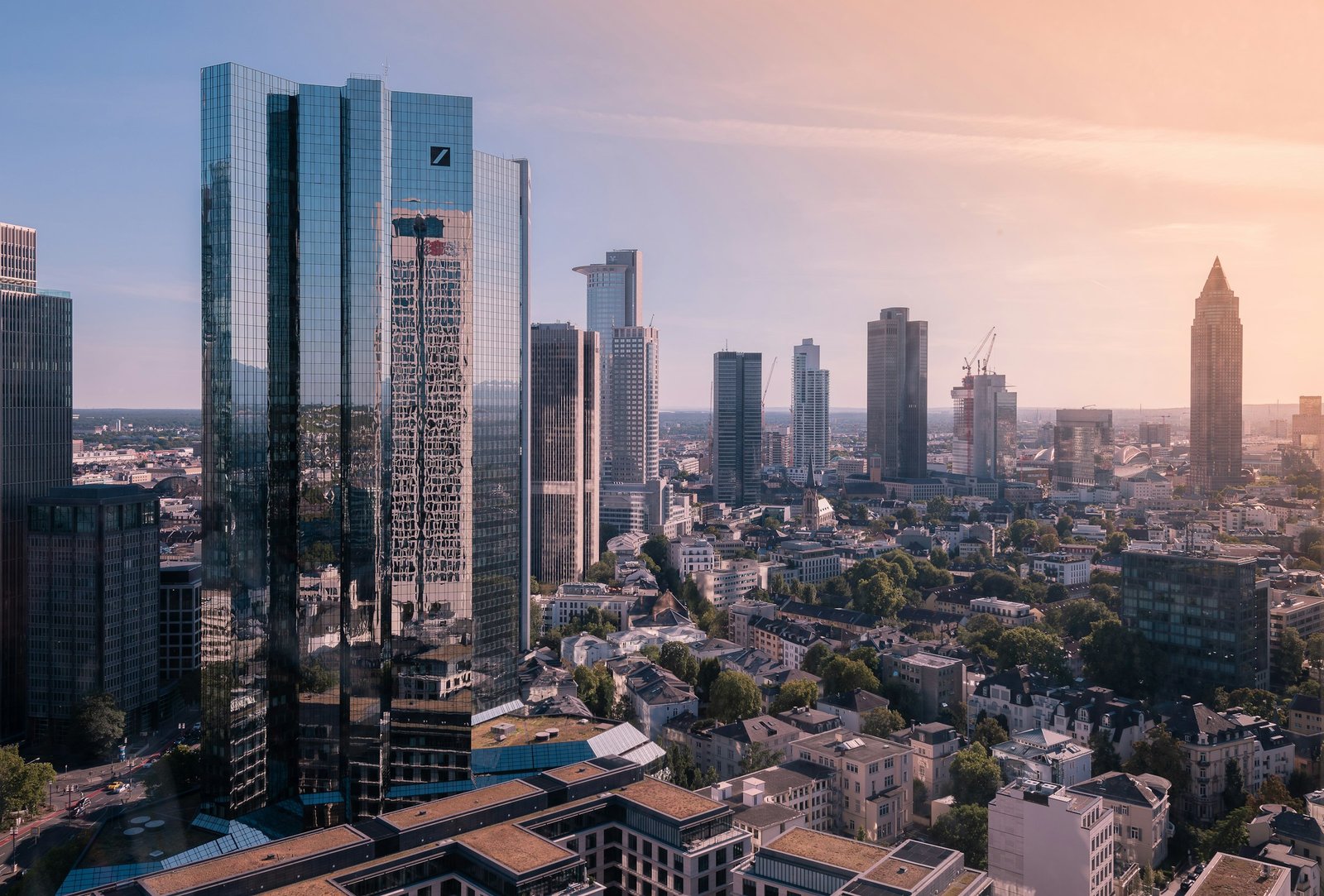 Frankfurter Skyline mit Messeturm – Messe-Shuttle Frankfurt