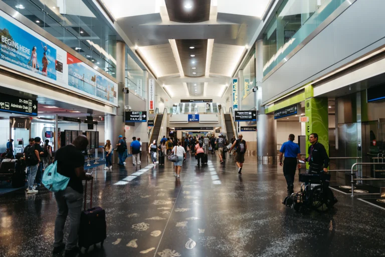 Flughafentransfer Bensheim – Flughafen Frankfurt Ankunft am Terminal des Flughafen Frankfurt nach dem Transfer aus Bensheim