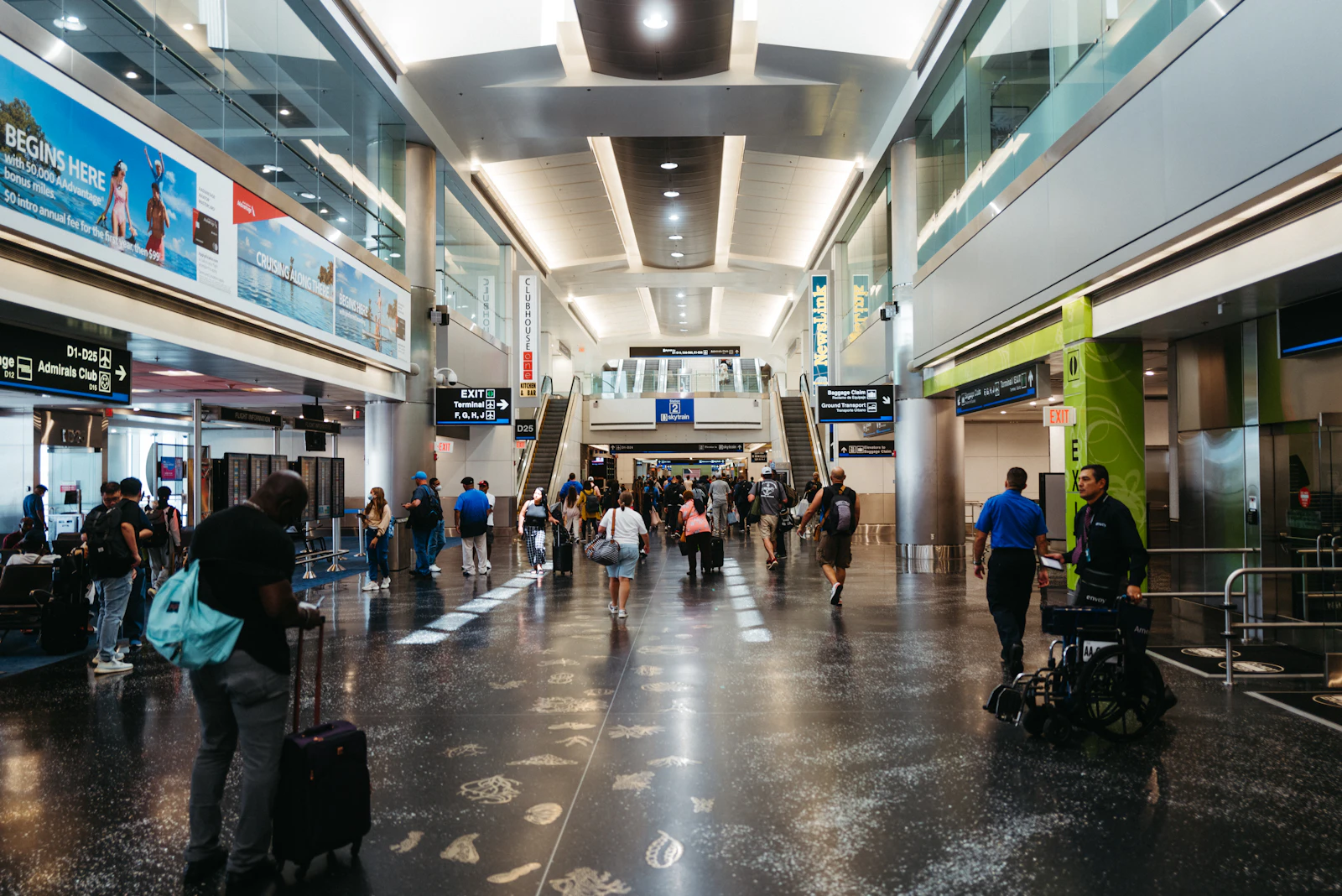 Reisende in der Ankunftshalle am Flughafen Frankfurt