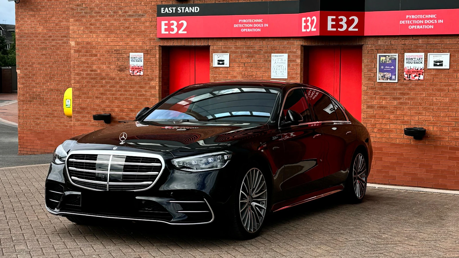 Limousine mit Chauffeur vor einem Hotel in Frankfurt