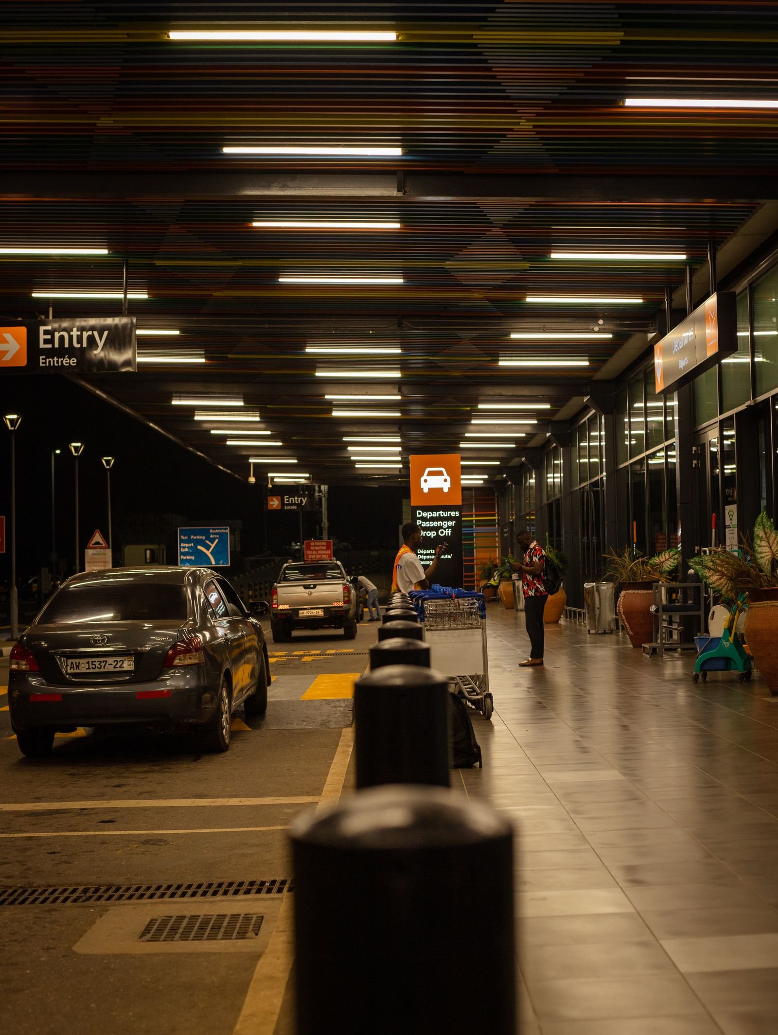 Vorfahrt am Flughafen-Terminal am Abend – Flughafentransfer