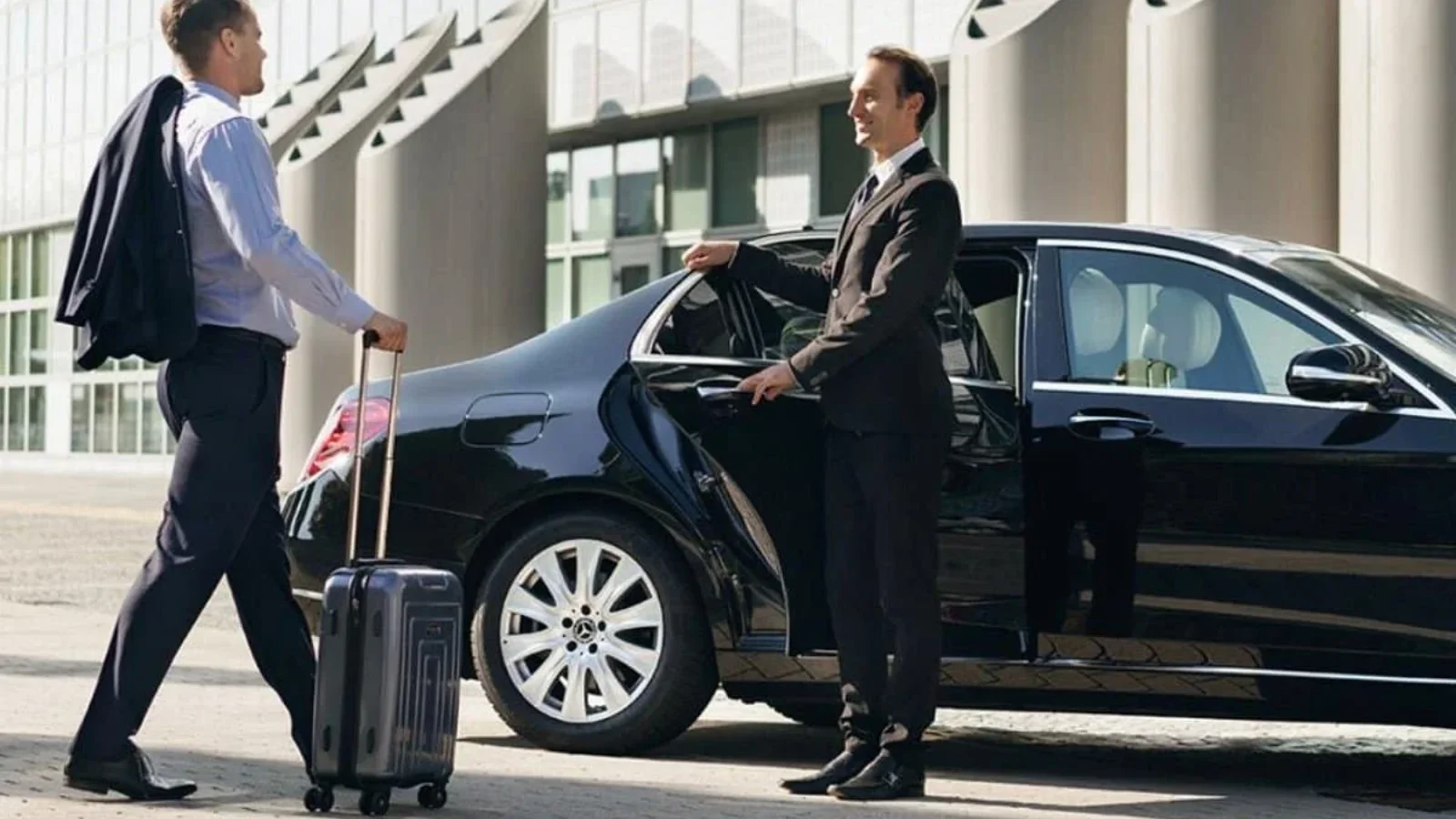 Frankfurt Airport Shuttle: Private Door-to-Door Transfers at a Fixed Price Chauffeur opening the car door – business shuttle service Frankfurt