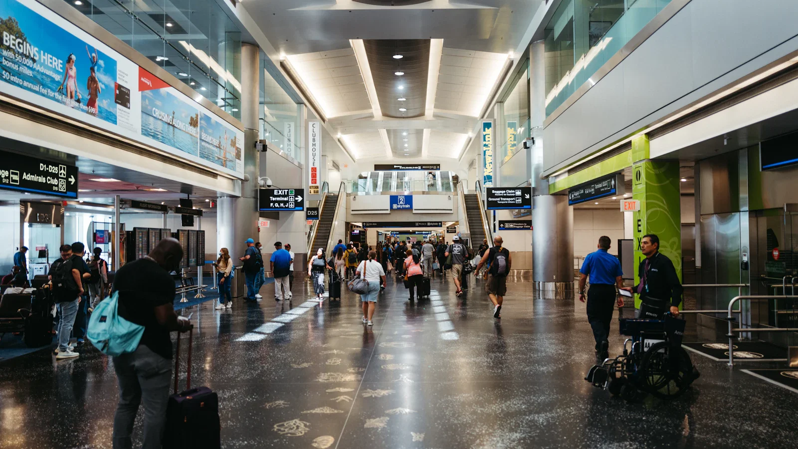 Travellers in the arrivals hall – meet and greet for your airport shuttle Frankfurt