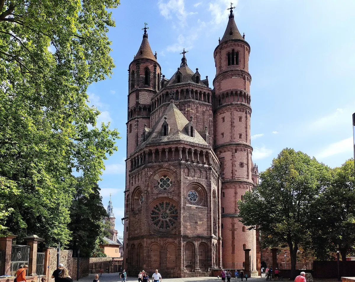Frankfurt Airport to Worms – Private Transfer to the City of the Nibelungs West façade of Worms Cathedral, destination of a private transfer from Frankfurt Airport