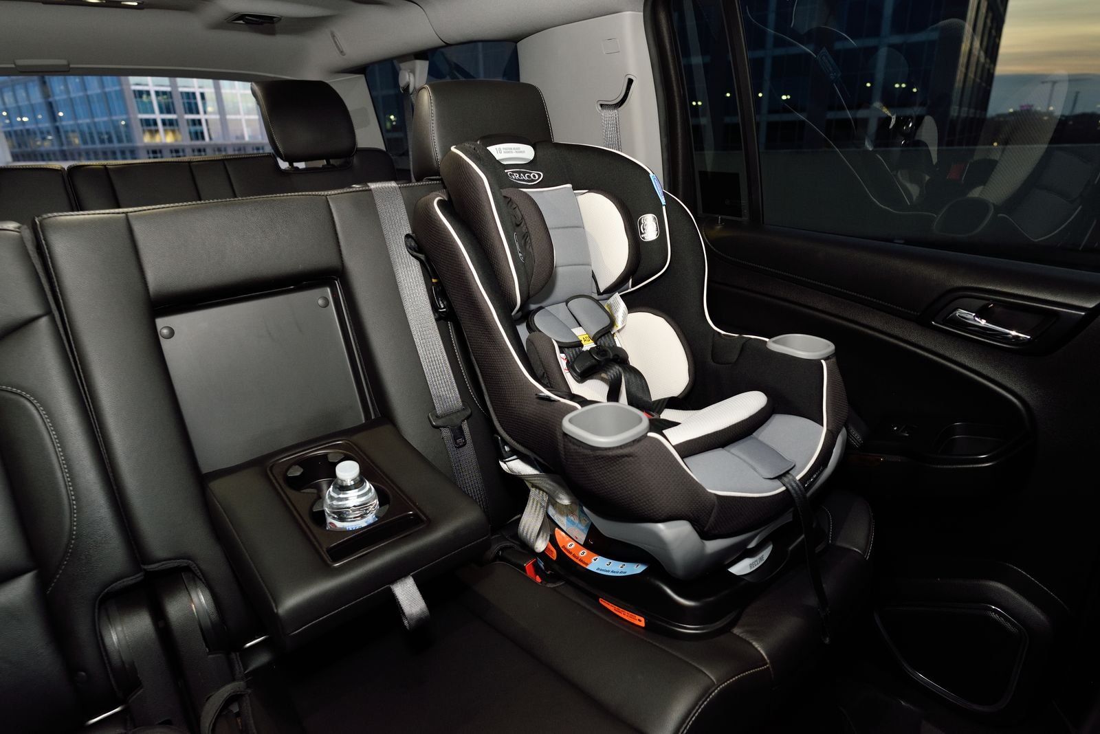 Flughafentransfer mit Kindersitz – Frankfurt Flughafen Kindersitz im Fahrzeug für den Flughafentransfer Frankfurt
