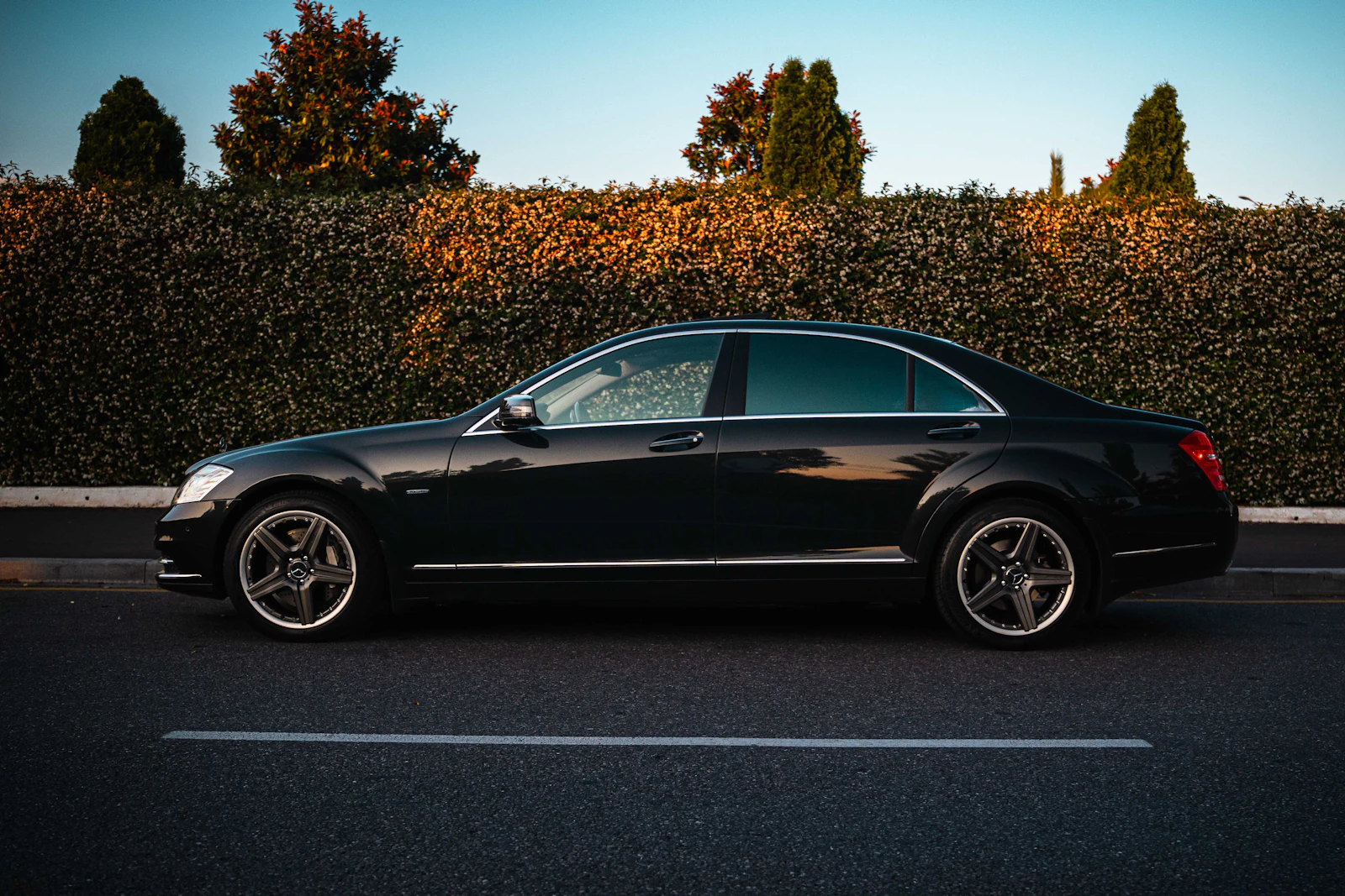Schwarze Luxuslimousine mit Fahrer in Frankfurt