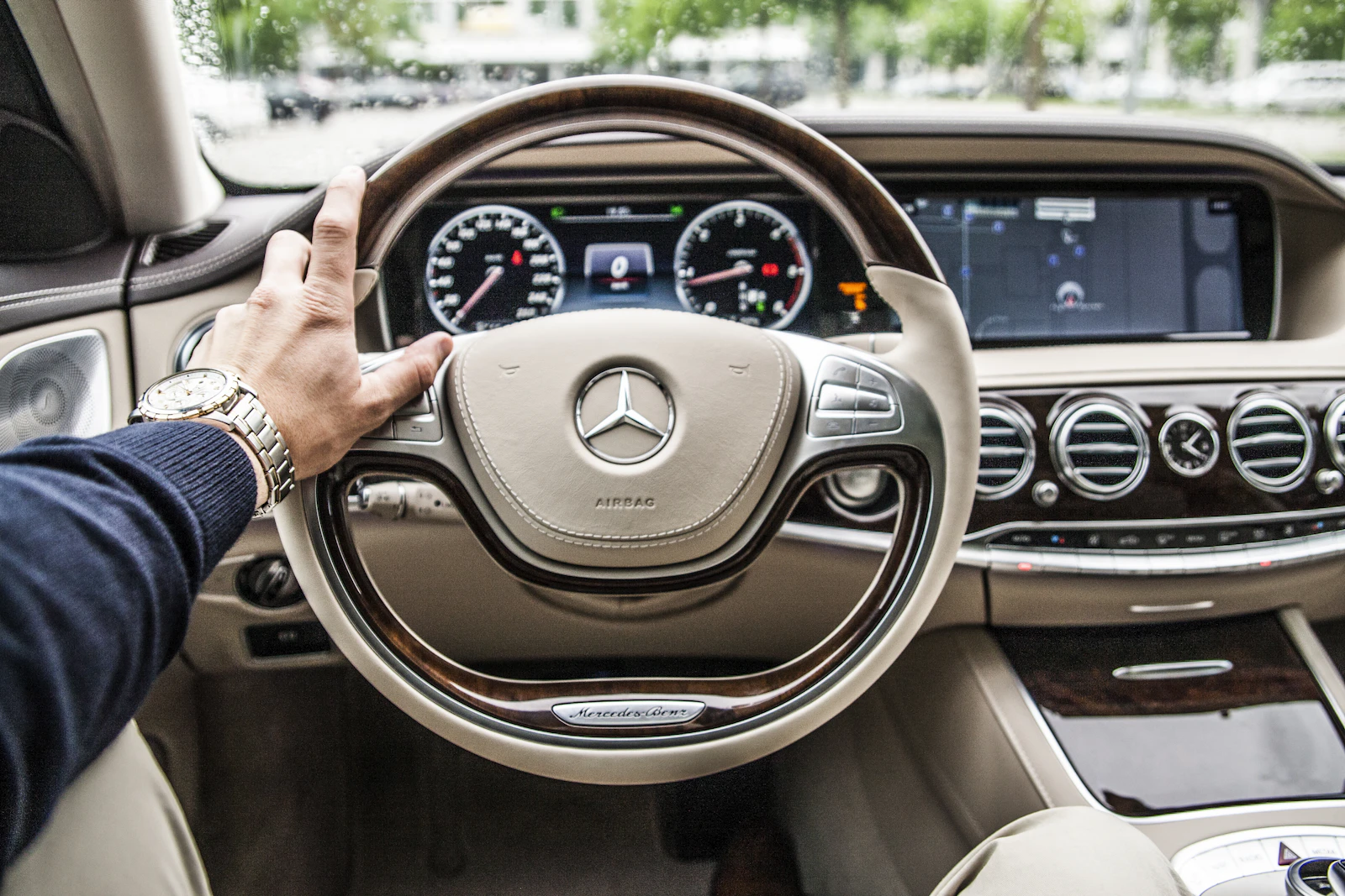 Luxuslimousine mit Fahrer mieten in Frankfurt – für jeden besonderen Anlass Cockpit einer Mercedes-Limousine mit Chauffeur