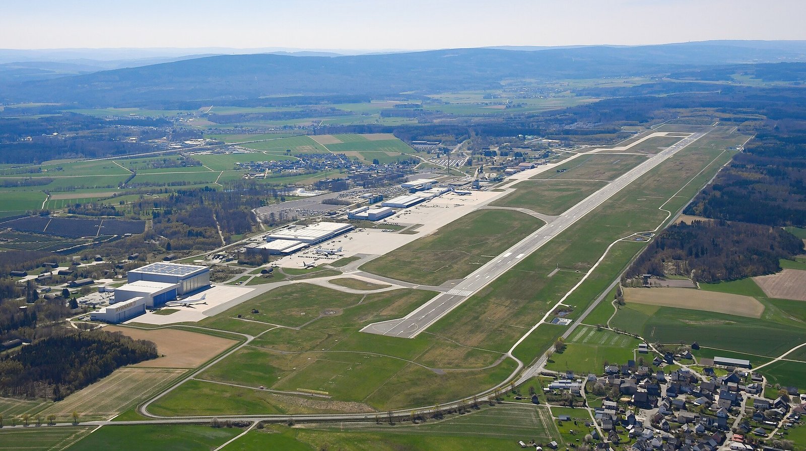 Luftbild des Flughafens Frankfurt-Hahn im Hunsrück – Flughafentransfer Frankfurt Hahn